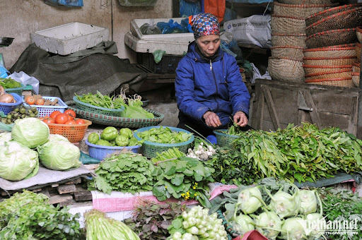 Giá xăng giảm nhưng nhiều mặt hàng vẫn đang giữ giá hoặc tăng giá tại chợ truyền thống (ảnh: Anh Nguyễn)